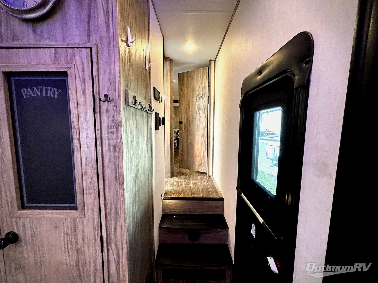 2022 Forest River Cherokee Arctic Wolf Suite 3550 Photo 7