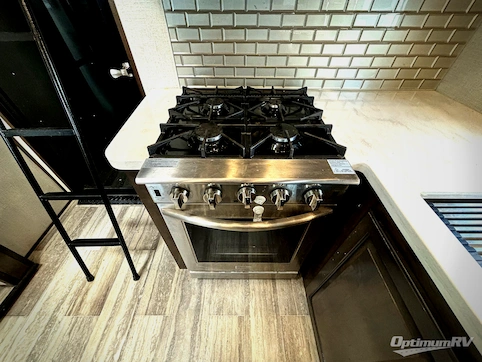 2022 Dutchmen Voltage 4225 RV Photo 3