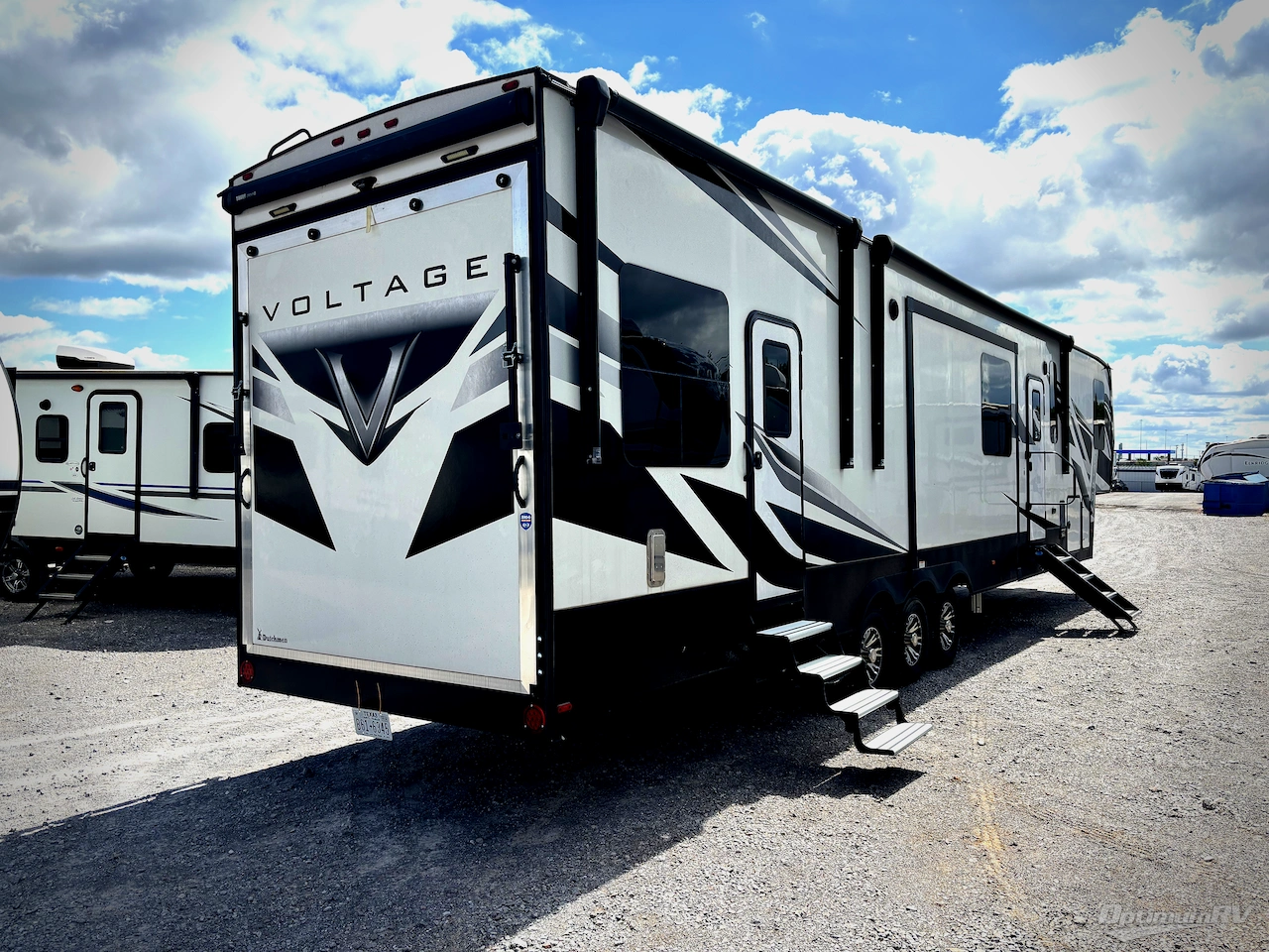 2022 Dutchmen Voltage 4225 Photo 2