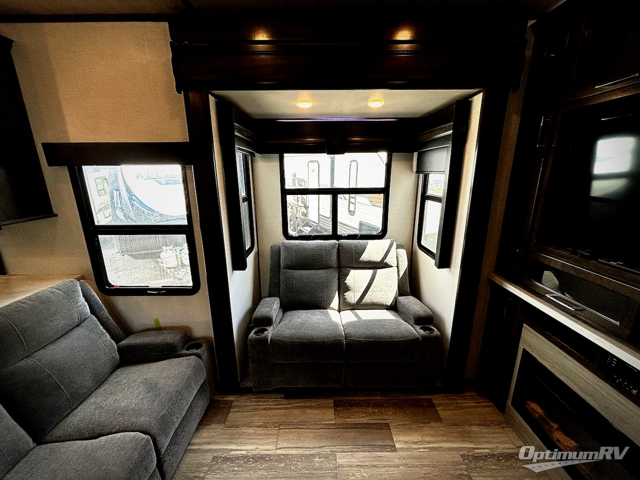 2022 Dutchmen Voltage 4225 Photo 6