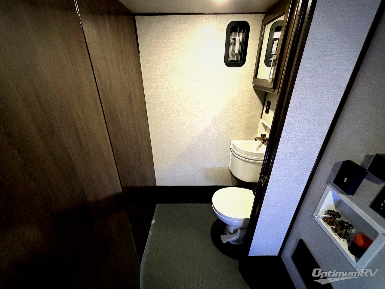 2022 Dutchmen Voltage 4225 Photo 14