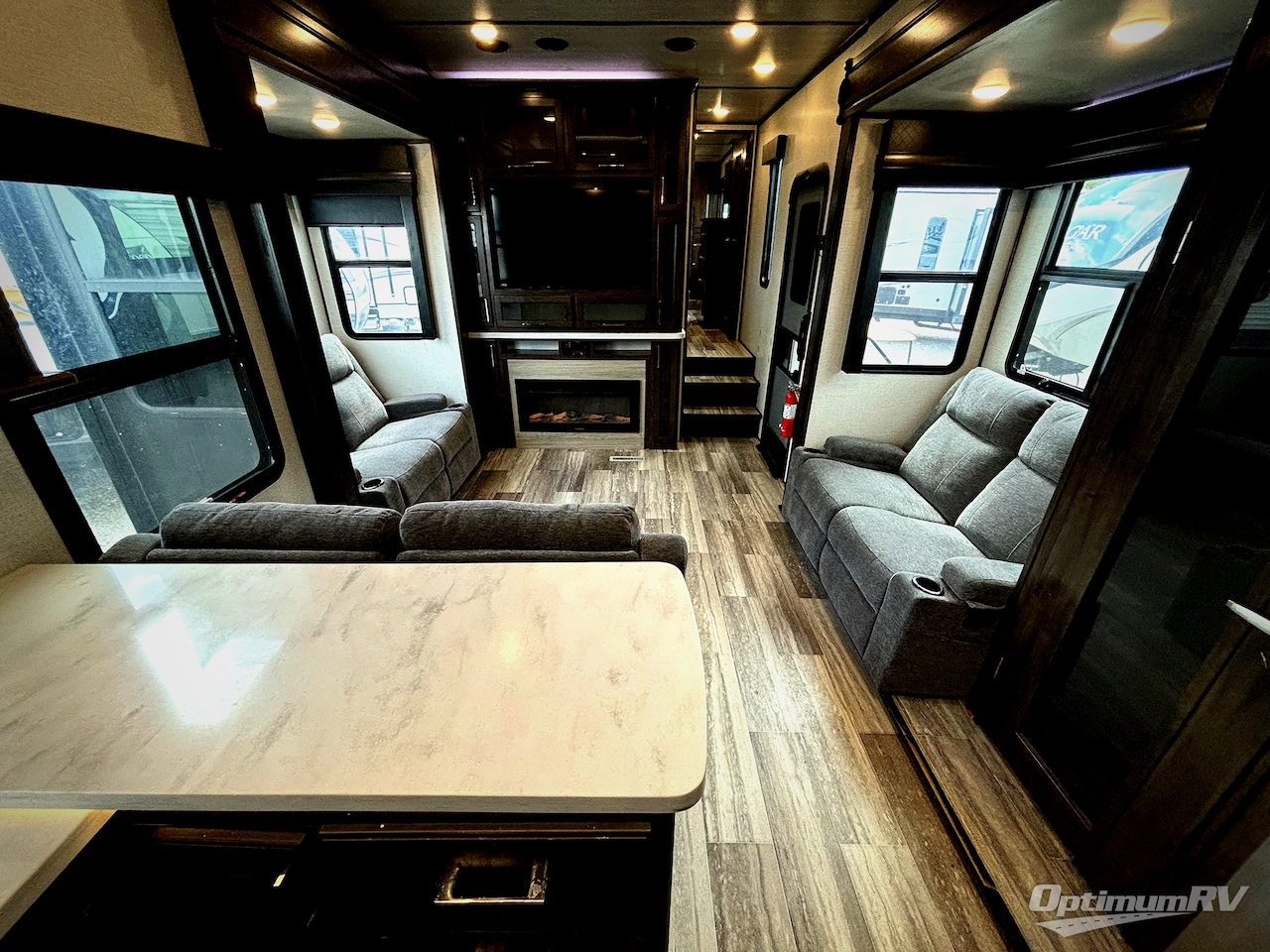 2022 Dutchmen Voltage 4225 Photo 5