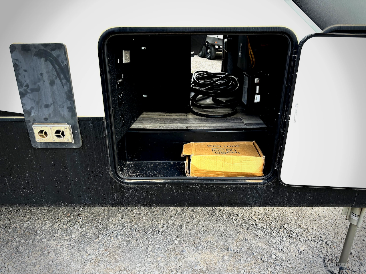 2022 Dutchmen Voltage 4225 Photo 16