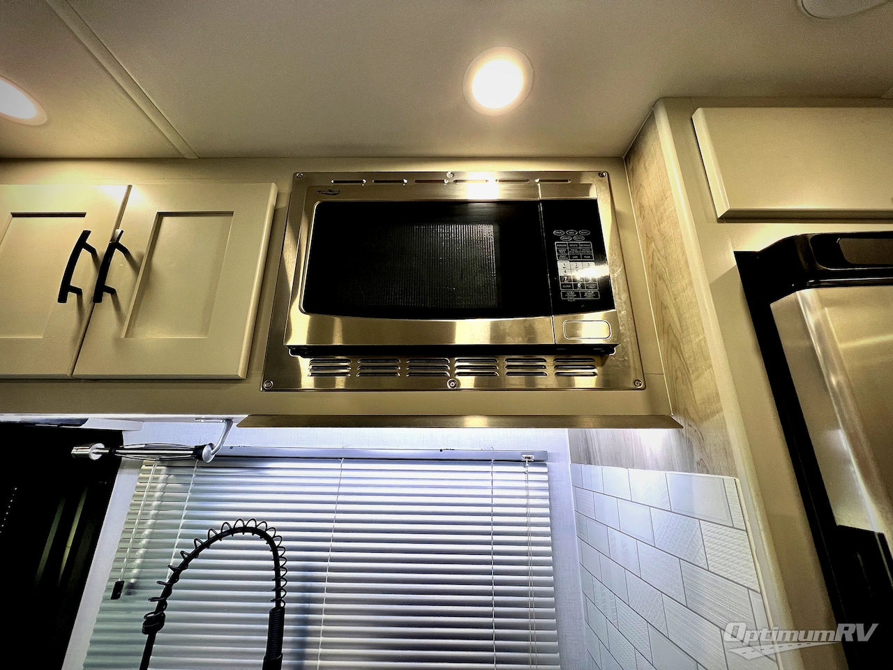 2024 Dynamax isata 3 24RW Photo 10