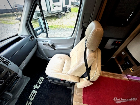 2019 Dynamax isata 3 24FW RV Photo 3