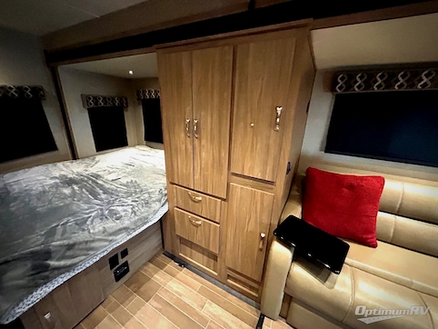 2019 Dynamax isata 3 24FW RV Photo 4