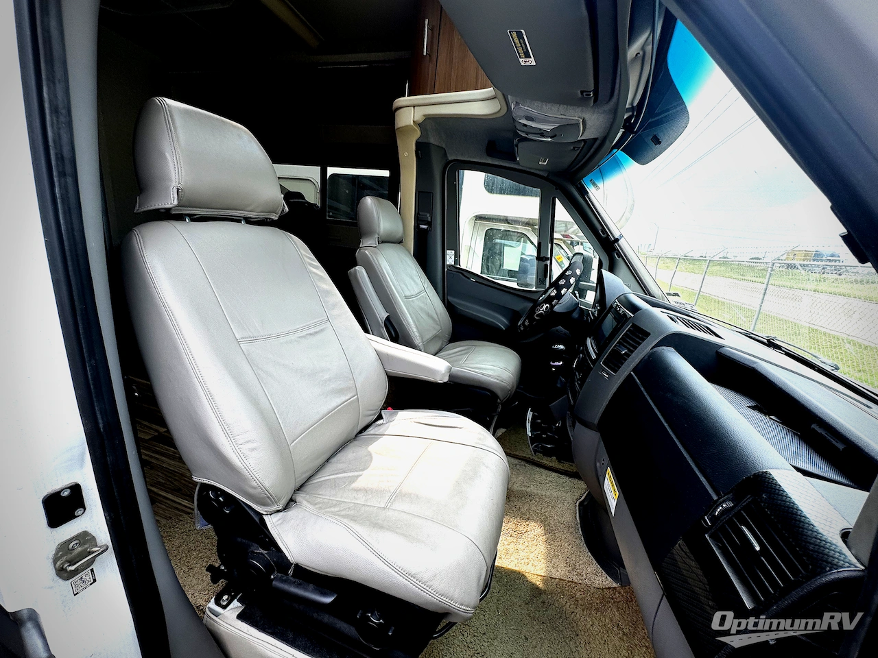2017 Itasca Navion 24G Photo 6