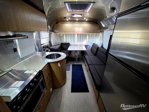 2017 Airstream Flying Cloud 25FB RV Photo 2