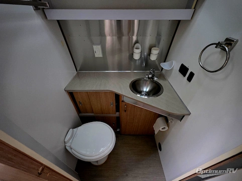 2017 Airstream Flying Cloud 25FB RV Photo 4