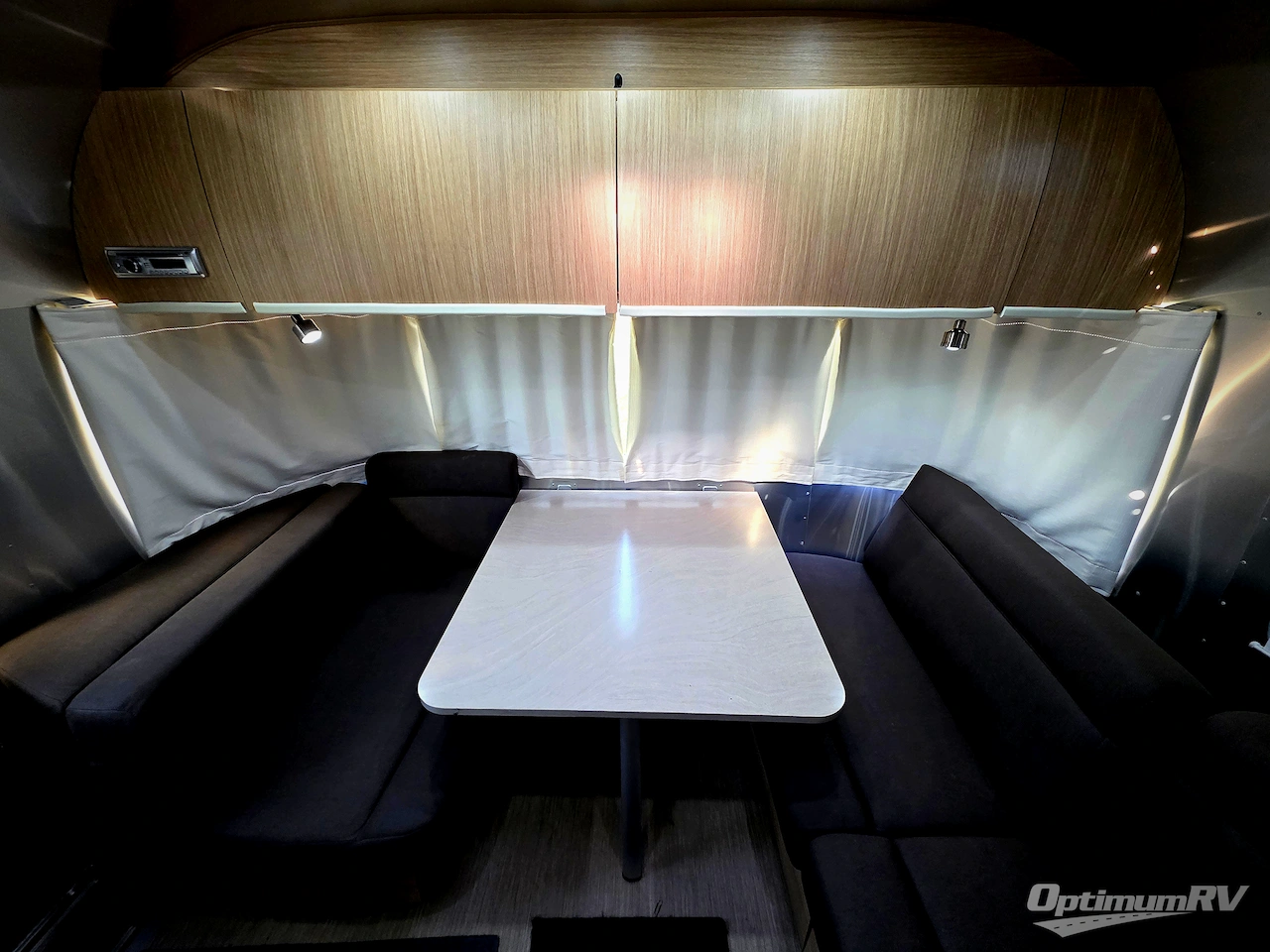 2017 Airstream Flying Cloud 25FB Photo 6