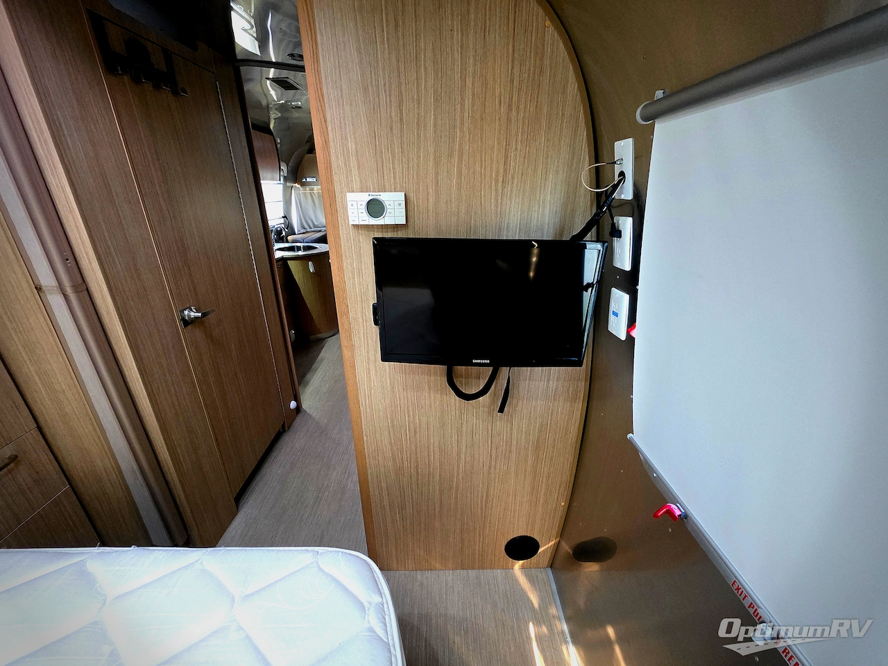 2017 Airstream Flying Cloud 25FB Photo 15