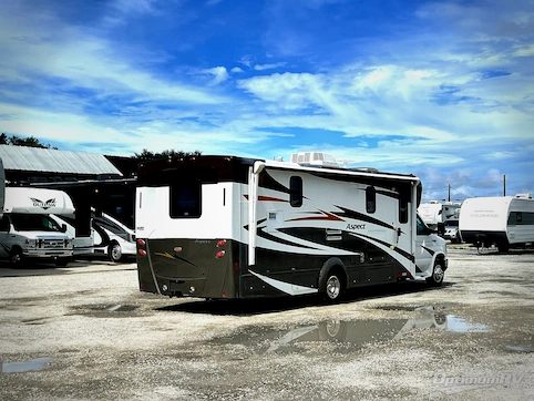 2011 Winnebago Aspect 28T RV Photo 2
