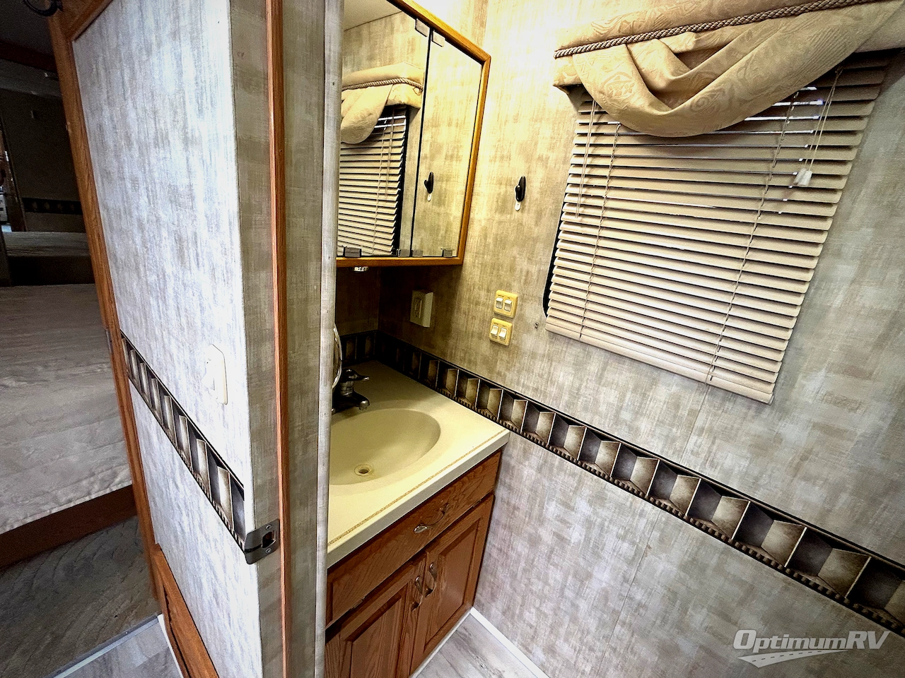 2005 Newmar Kountry Star 3907 Photo 16