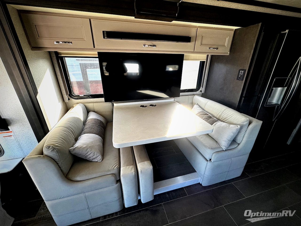 2023 Thor Venetian B42 Photo 6