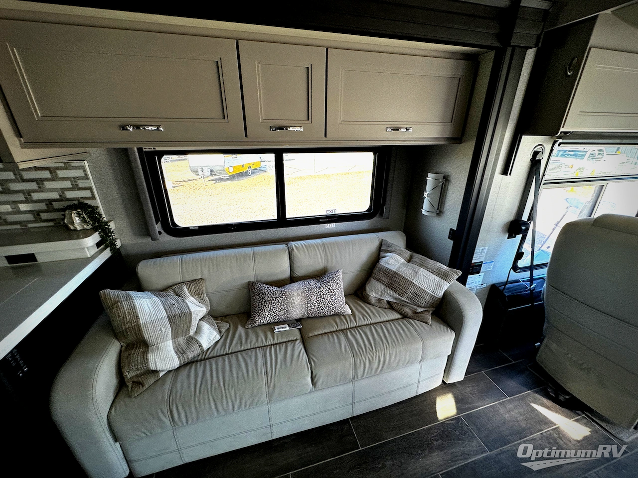 2023 Thor Venetian B42 Photo 7