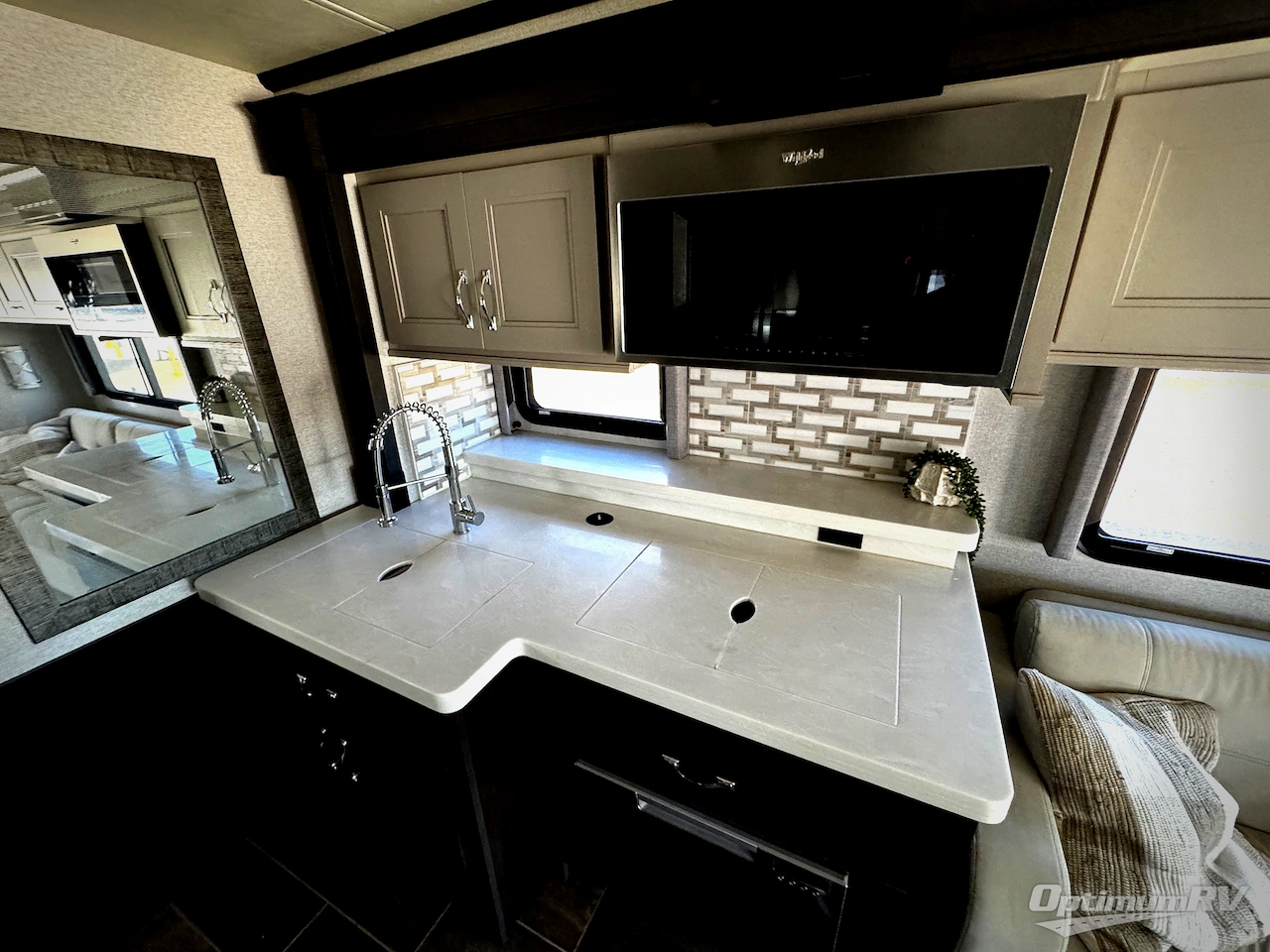 2023 Thor Venetian B42 Photo 8