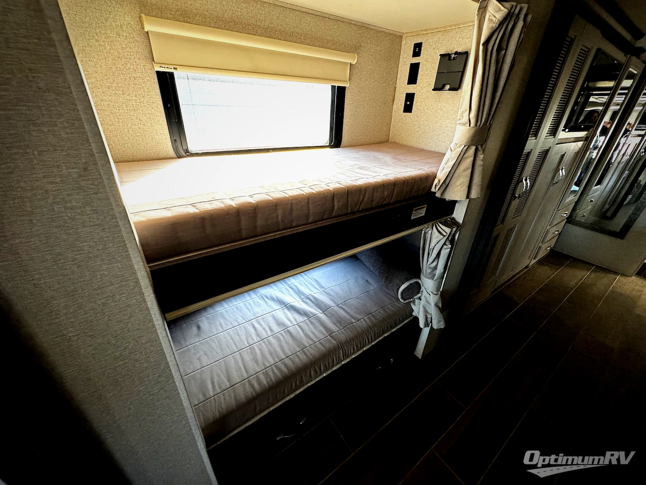 2023 Thor Venetian B42 Photo 15
