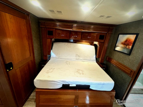 2017 Fleetwood Discovery 40E RV Photo 4