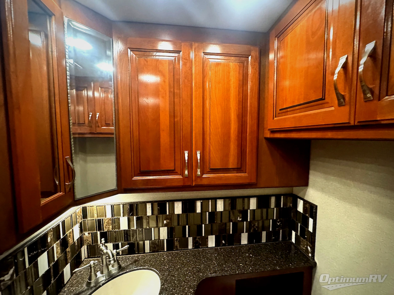 2017 Fleetwood Discovery 40E Photo 13