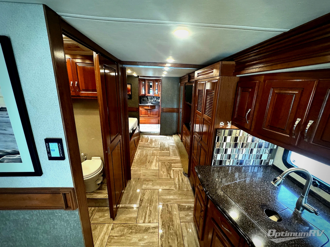 2017 Fleetwood Discovery 40E Photo 8
