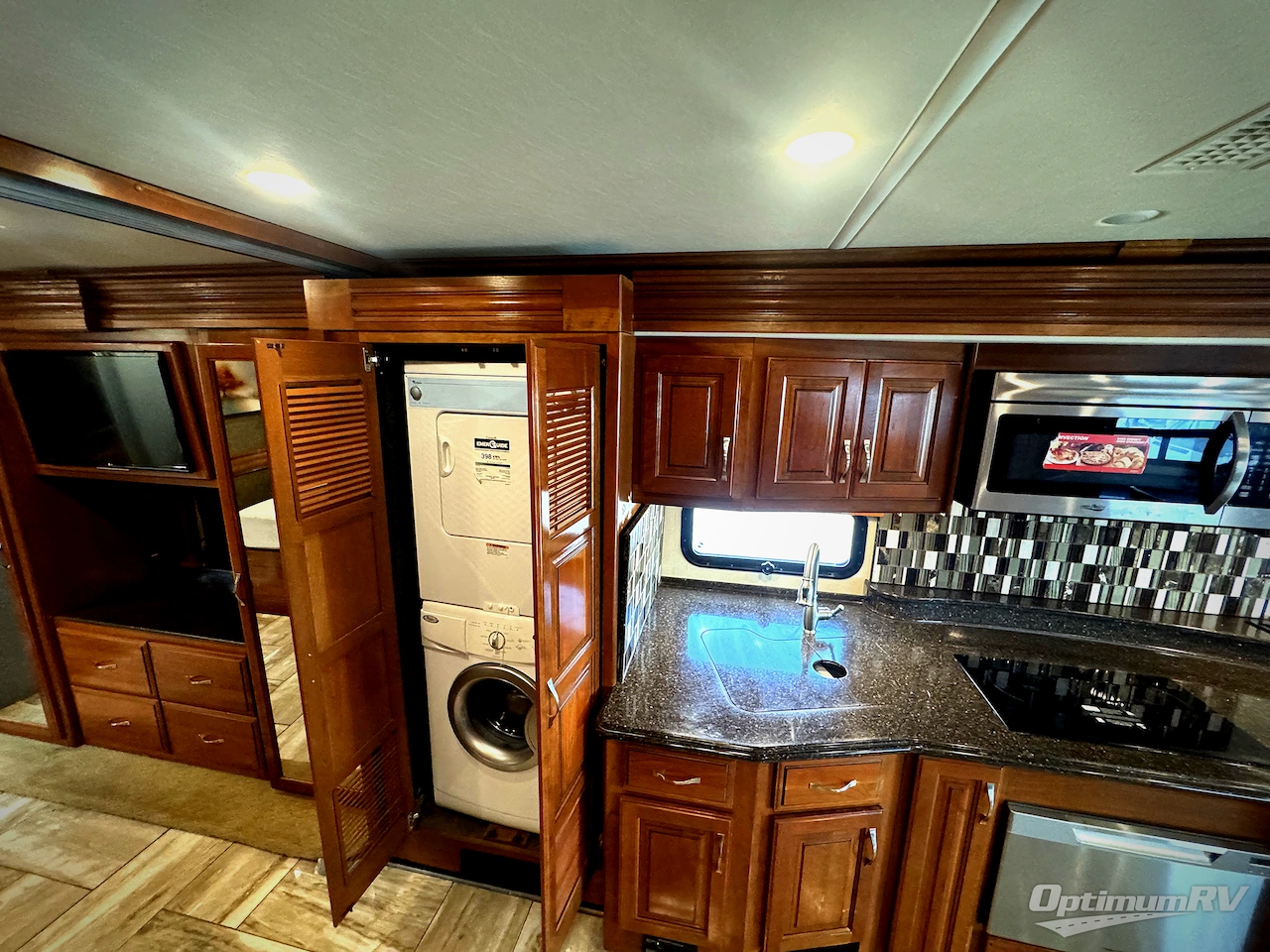 2017 Fleetwood Discovery 40E Photo 7