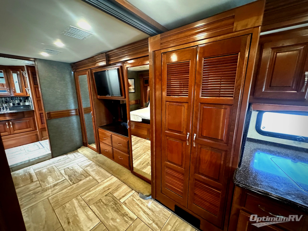 2017 Fleetwood Discovery 40E Photo 15