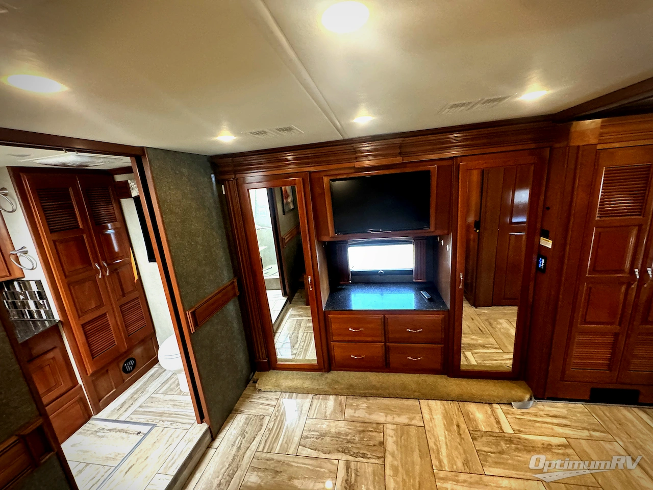 2017 Fleetwood Discovery 40E Photo 18