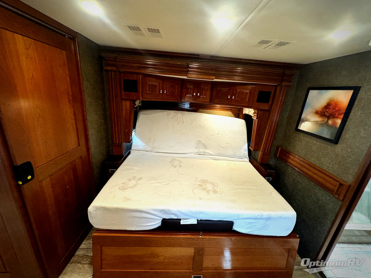 2017 Fleetwood Discovery 40E Photo 16