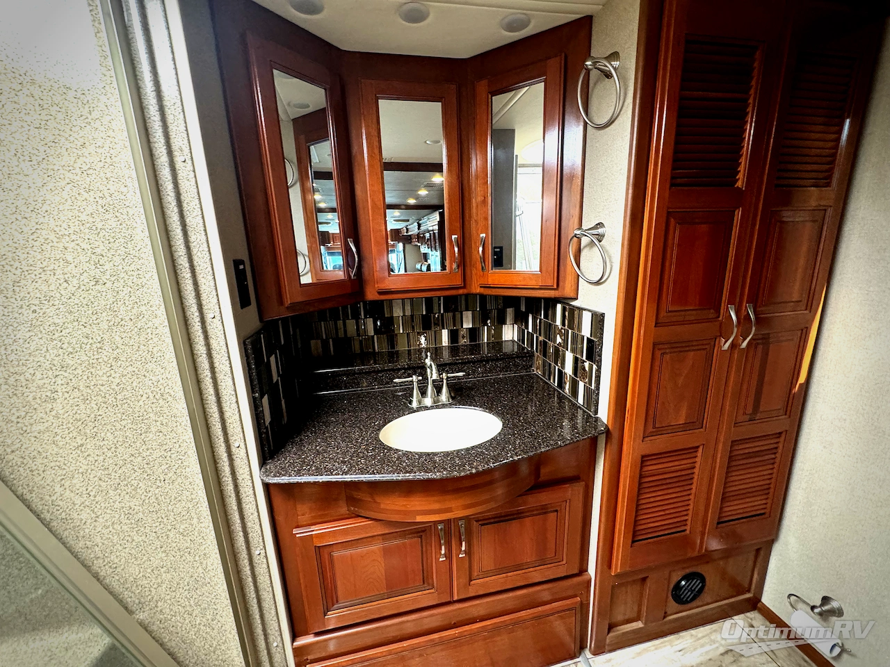 2017 Fleetwood Discovery 40E Photo 19