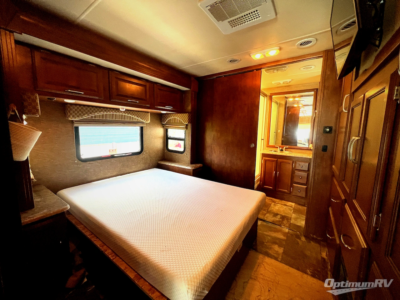 2015 Coachmen Mirada 35LS Photo 17