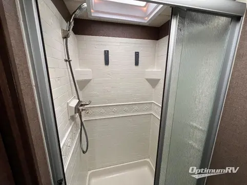 2017 Thor Hurricane 34P RV Photo 4