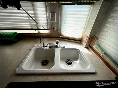 2001 NuWa HitchHiker 32RKTG RV Photo 4