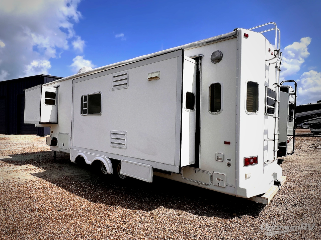 2001 NuWa HitchHiker 32RKTG Photo 2