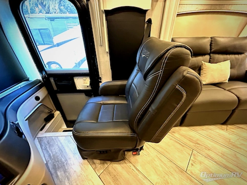 2021 Fleetwood Discovery 38W RV Photo 2