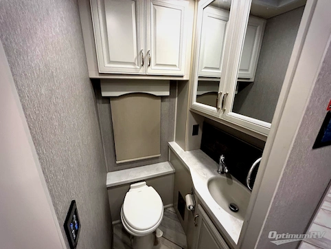 2021 Fleetwood Discovery 38W RV Photo 3