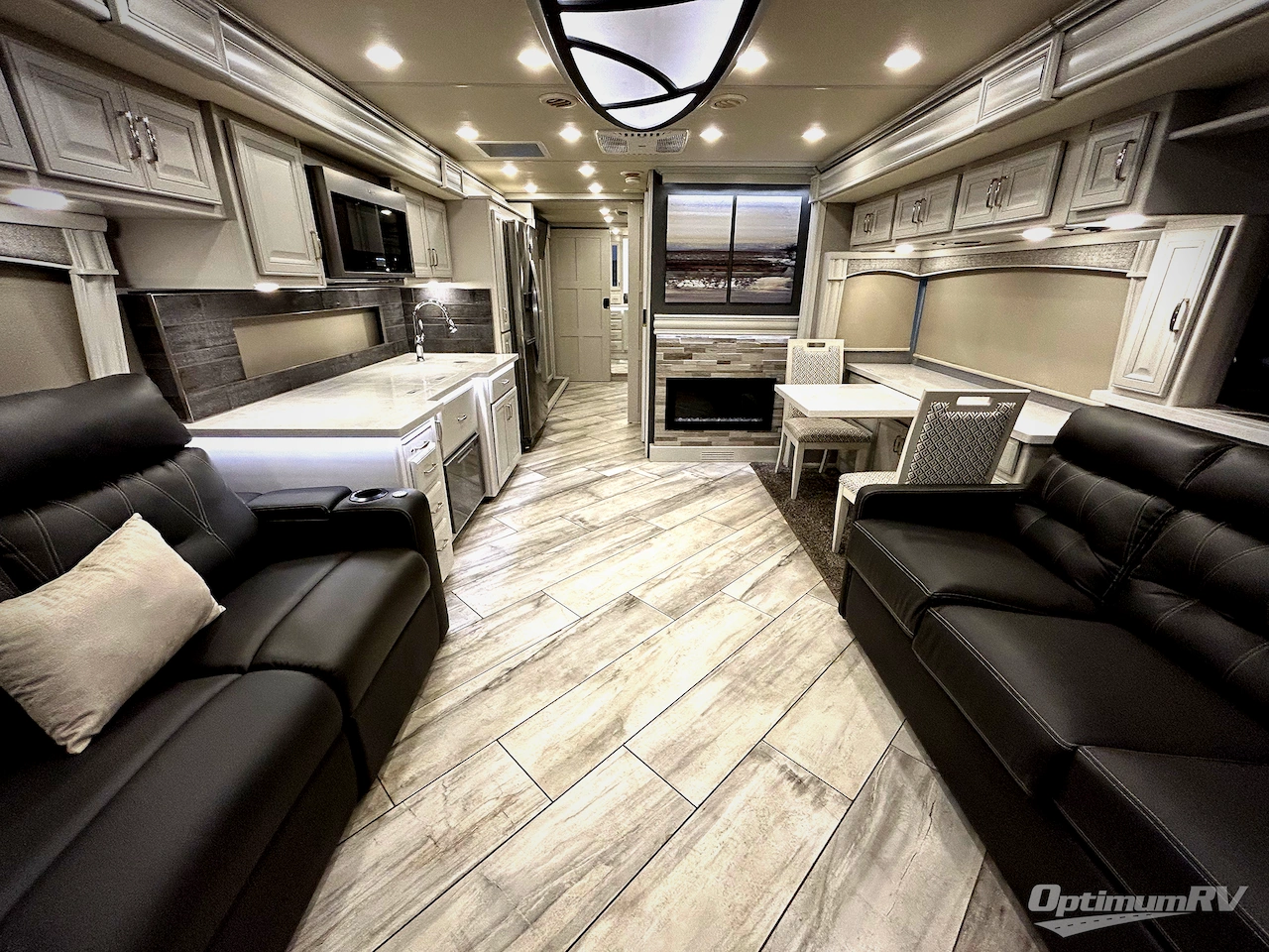 2021 Fleetwood Discovery 38W Photo 4