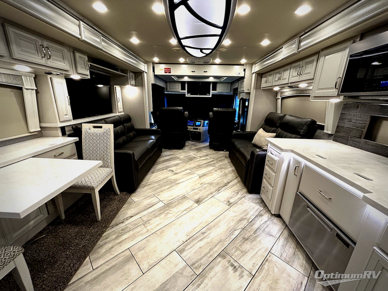 2021 Fleetwood Discovery 38W Photo 5