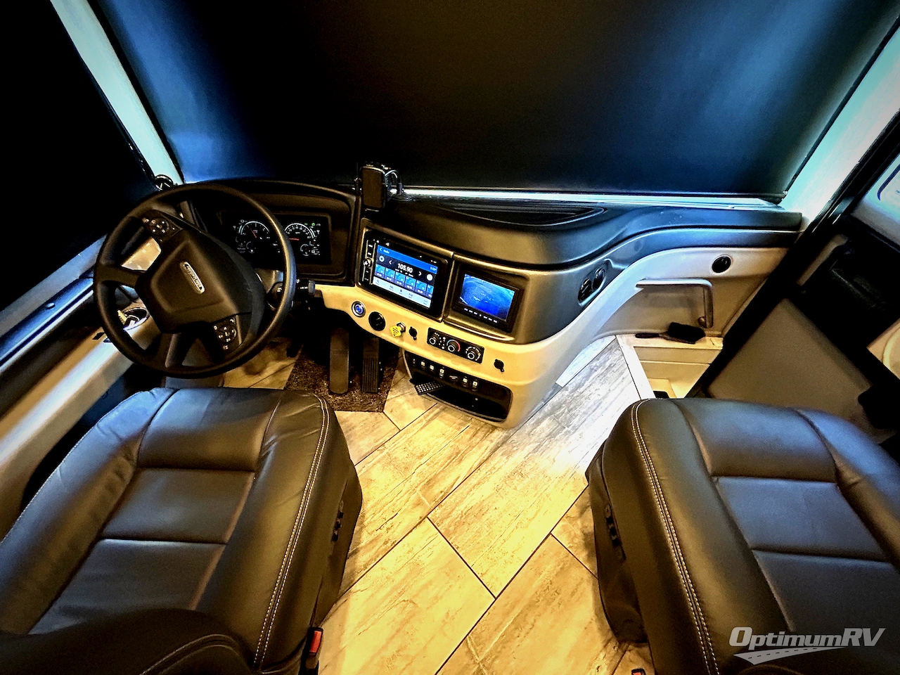 2021 Fleetwood Discovery 38W Photo 8