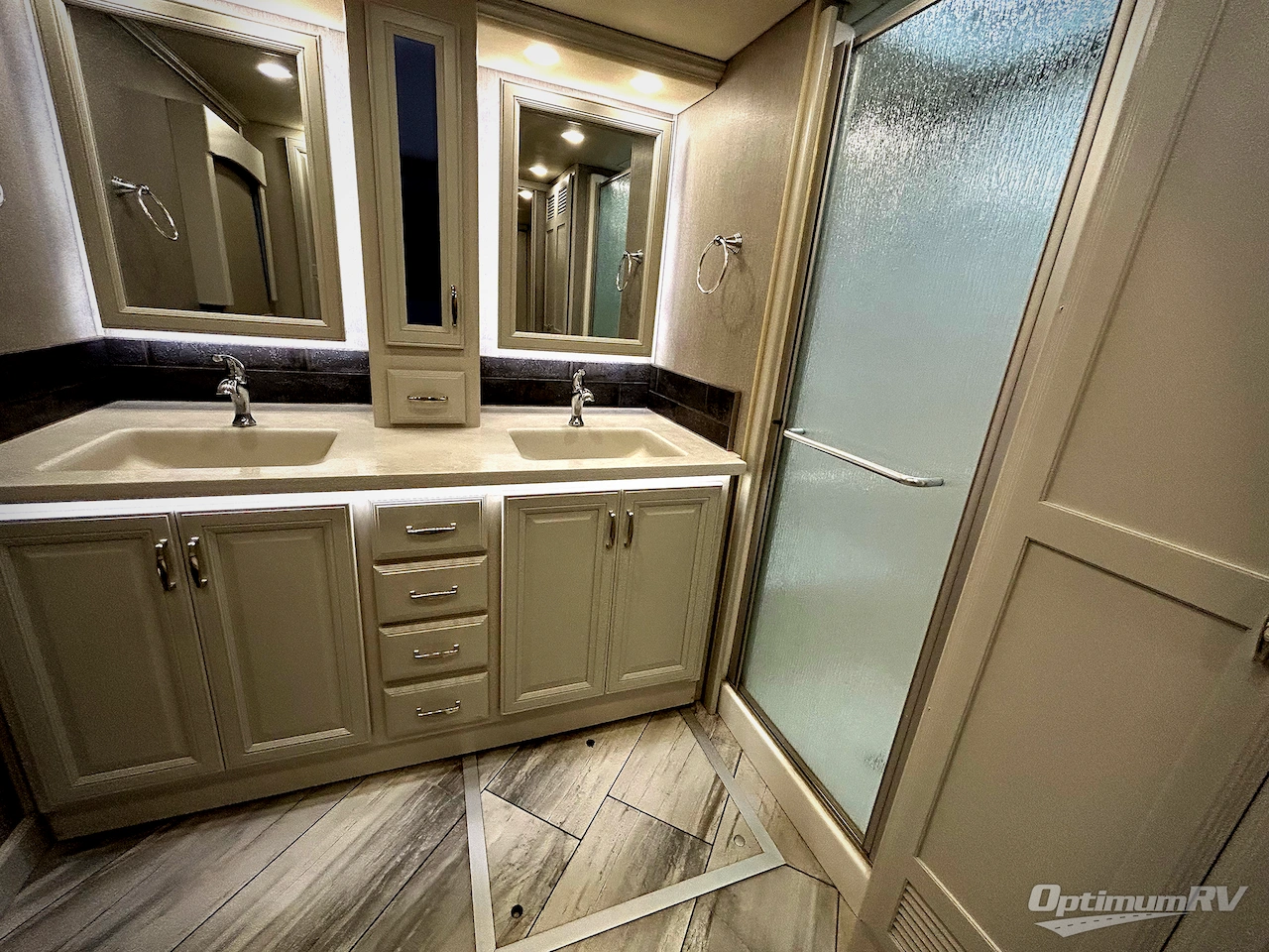 2021 Fleetwood Discovery 38W Photo 21