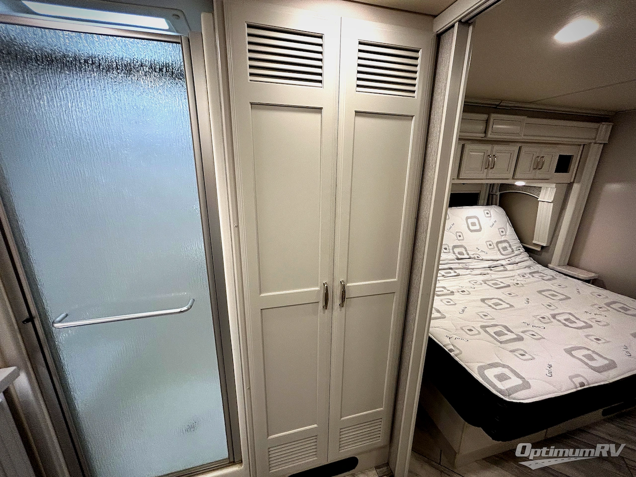 2021 Fleetwood Discovery 38W Photo 23