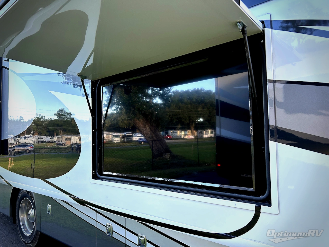 2021 Fleetwood Discovery 38W Photo 28