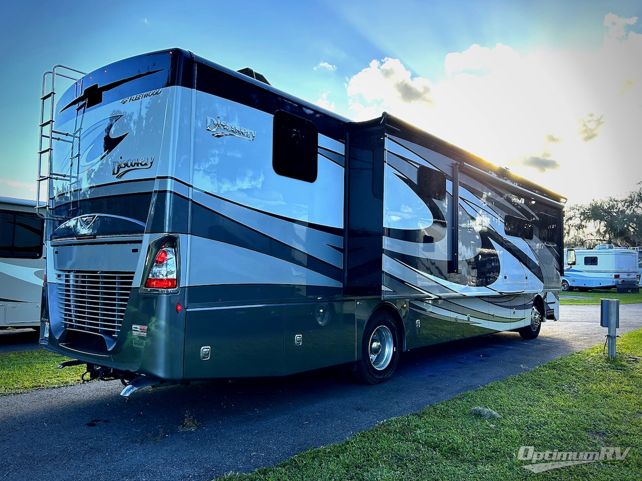 2021 Fleetwood Discovery 38W Photo 2