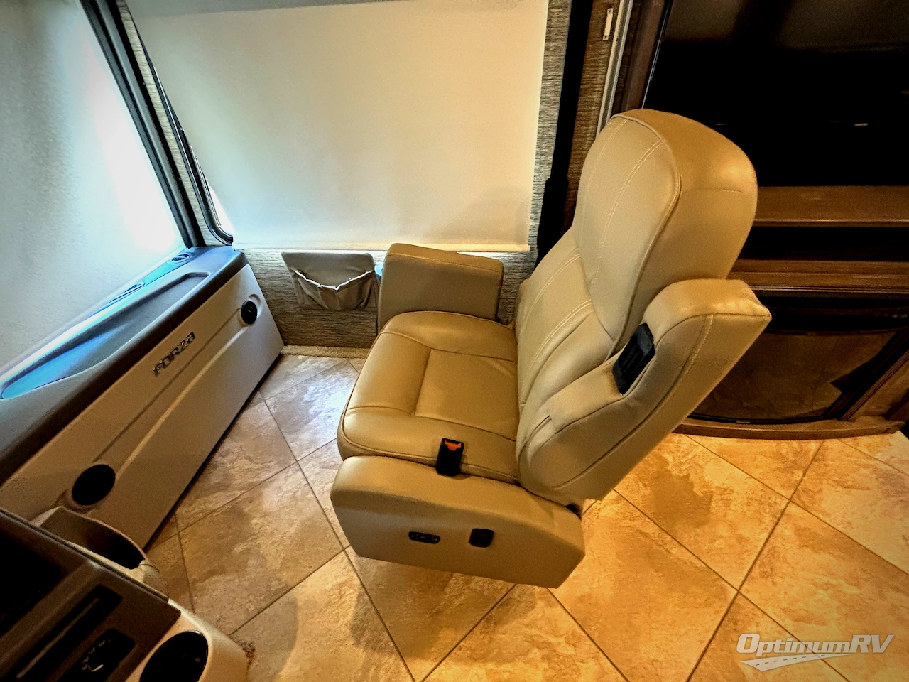 2019 Winnebago Forza 34T Photo 9