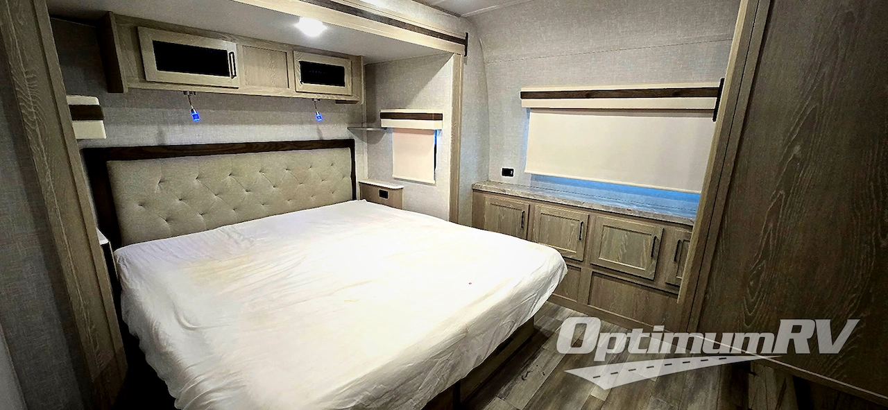 2022 Forest River Rockwood Signature Ultra Lite 8337RL Photo 5