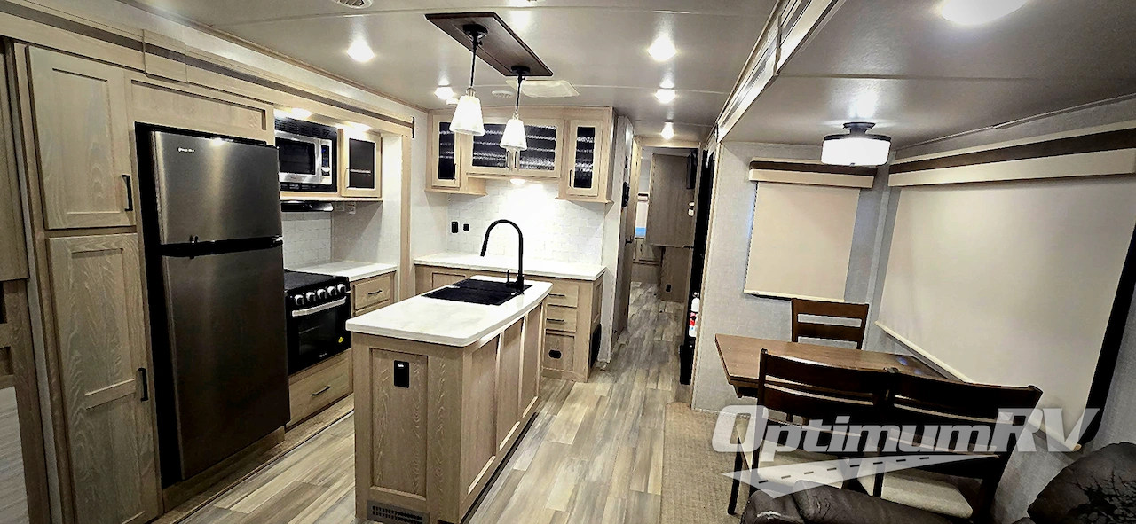 2022 Forest River Rockwood Signature Ultra Lite 8337RL Photo 10
