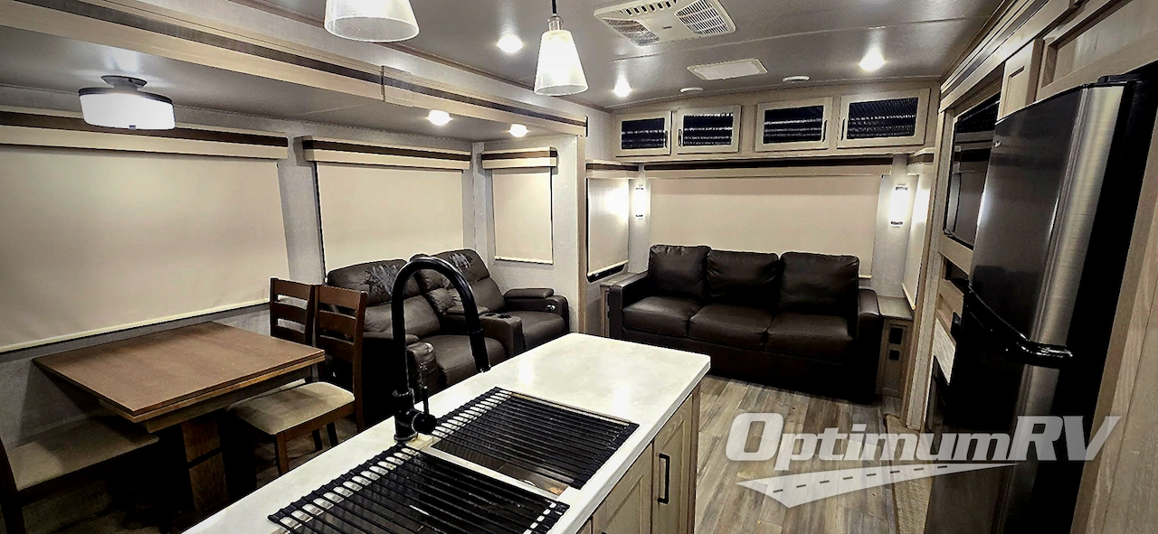 2022 Forest River Rockwood Signature Ultra Lite 8337RL Photo 9