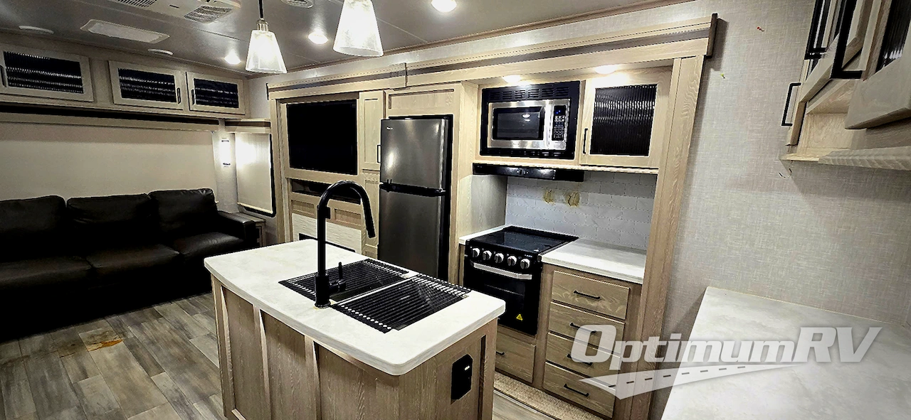 2022 Forest River Rockwood Signature Ultra Lite 8337RL Photo 8