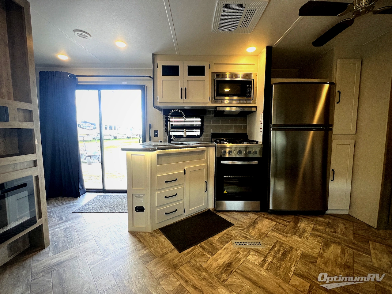 2023 Palomino Puma Destination 39PQB Photo 9