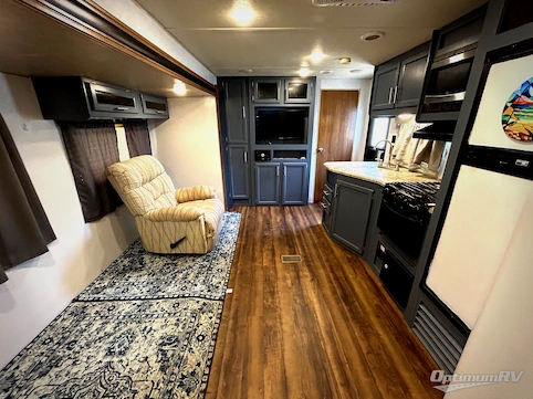 2018 Coachmen Catalina Legacy 293QBCK RV Photo 2