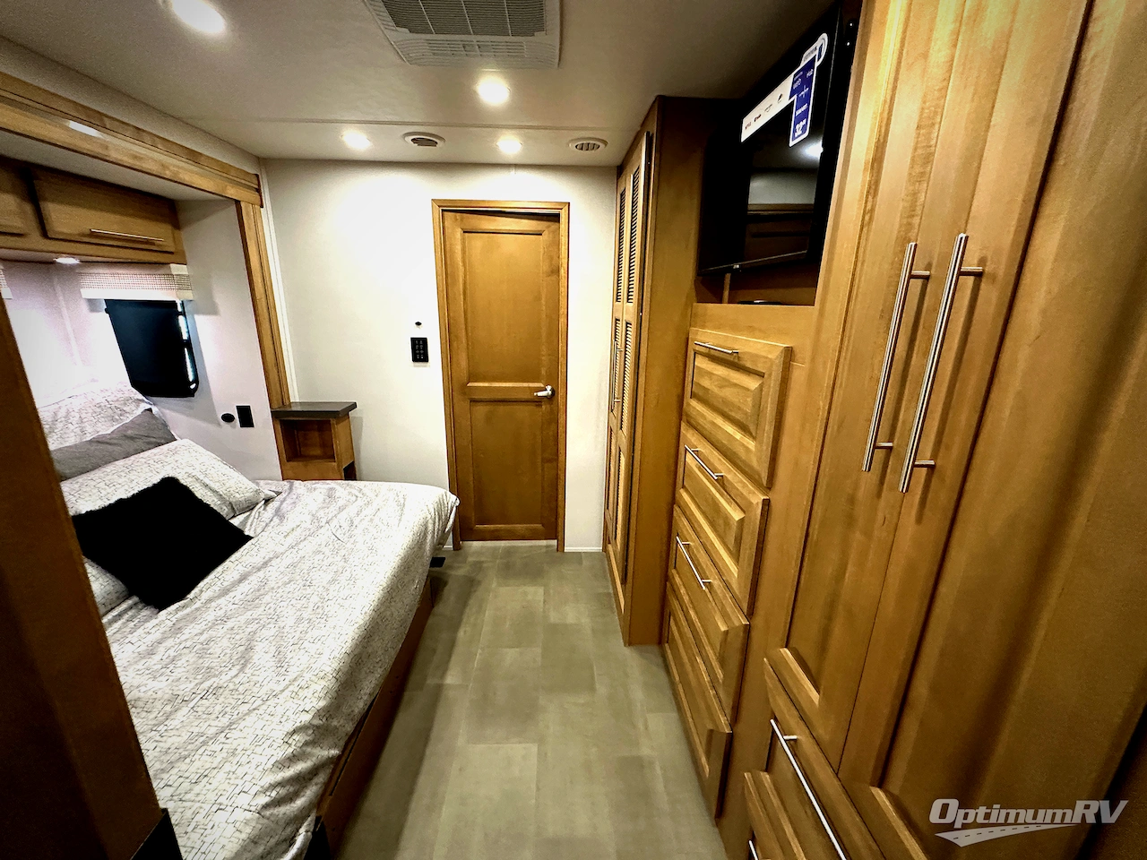 2025 Forest River Georgetown 7 Series 36D7 Photo 17